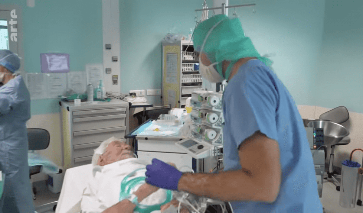 Compassionate phage treatment of a multiresistant knee joint infection at the Hospices Civils de Lyon Hospital (France) - Taken from "Bacteria Killers, the Story of Phage Therapy", directed by Jean Crépu, ARTE, 2019. © LADYBIRDS FILMS